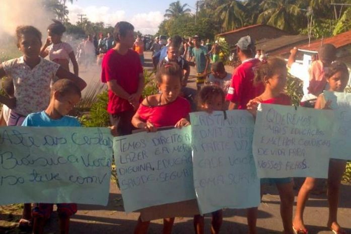 Reivindicando moradias, população de Marechal Deodoro bloqueia rodovia