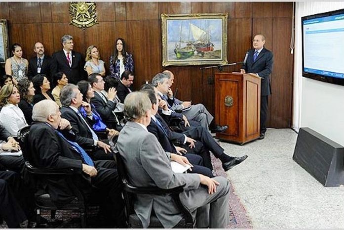 'Portal do Congresso' amplia sintonia com a sociedade, diz Renan