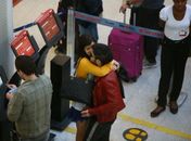 Casal apaixonado! Atores Fiuk e Sophia Abrahão namoram em aeroporto do Rio de Janeiro