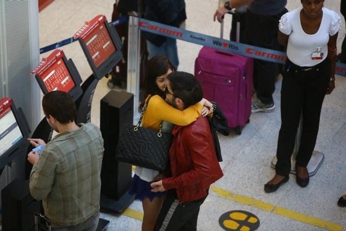 Casal apaixonado! Atores Fiuk e Sophia Abrahão namoram em aeroporto do Rio de Janeiro