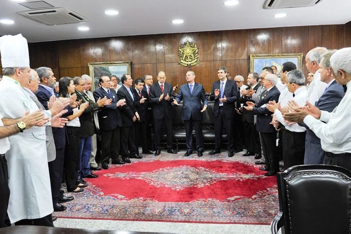 Renan anuncia acordo para a votação da ‘Lei da Gorjeta’ em agosto