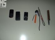 Polícia encontra celulares e espetos durante revista em delegacia 