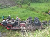 Caminhoneiro perde controle de veículo, cai em ribanceira e morre na BR 101