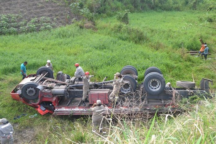 Caminhoneiro perde controle de veículo, cai em ribanceira e morre na BR 101