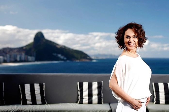 Aos 60 anos, atriz Eliane Giardini fala de beleza e diz que é cantada na rua