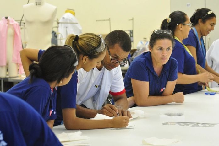 Senai promove curso na área Têxtil com instrutor surdo