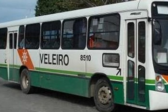 Micro-ônibus e coletivo são alvos de ação criminosa em Maceió
