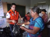 Comunidade de Dois Riachos recebe cestas básicas