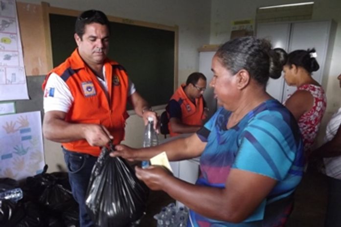 Comunidade de Dois Riachos recebe cestas básicas