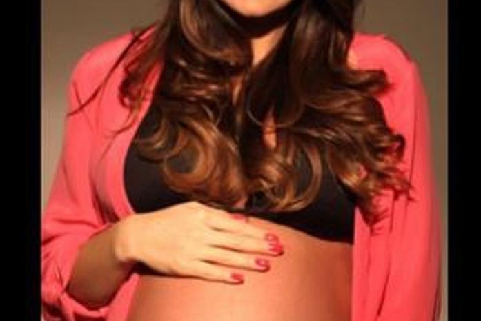 Barrigão de oito meses! Ex-Miss Brasil posta foto grávida de gêmeas: "não vejo a hora"