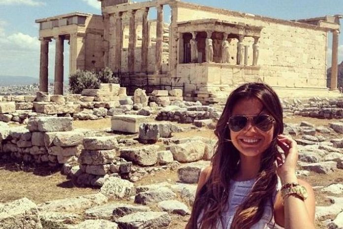 Descanso sem o namorado! Em tour pela Grécia, Bruna Marquezine passeia por Atenas