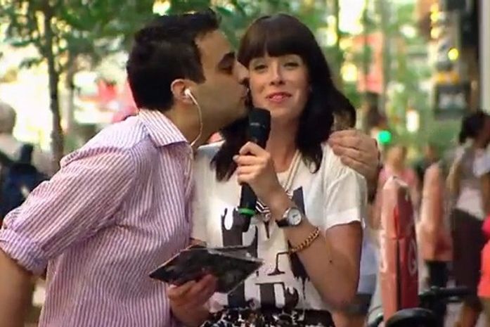 Repórter ganha abraço e beijo durante reportagem no Canadá