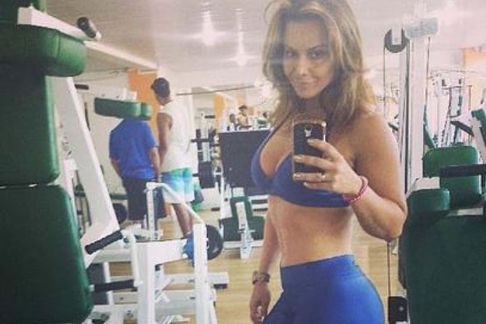 Vivi Araújo acorda cedo para malhar e exibe cinturinha bem fina