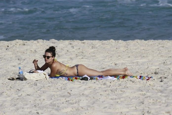 De biquininho, Isis Valverde curte praia no Rio com o namorado