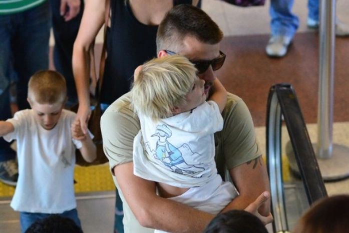 Fernanda Lima, Rodrigo Hilbert e os filhos embarcam no Rio