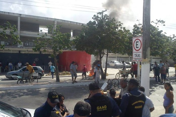 Ambulantes interditam Avenida Siqueira Campos