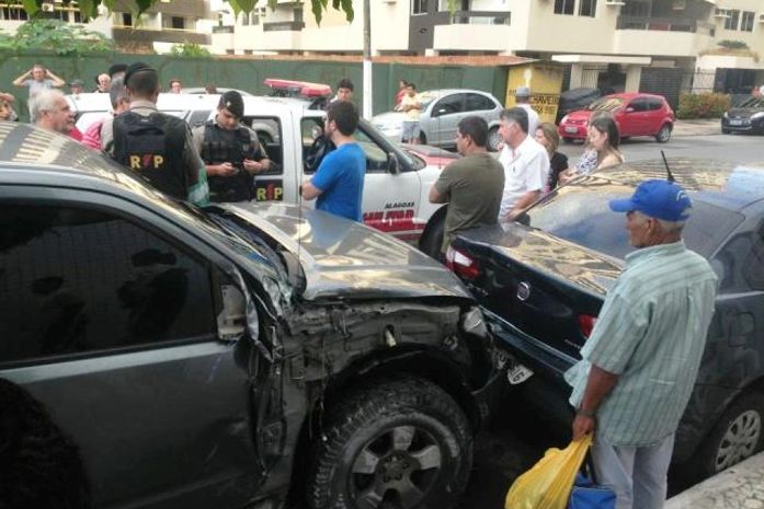 Condutor colidiu com carro estacionado