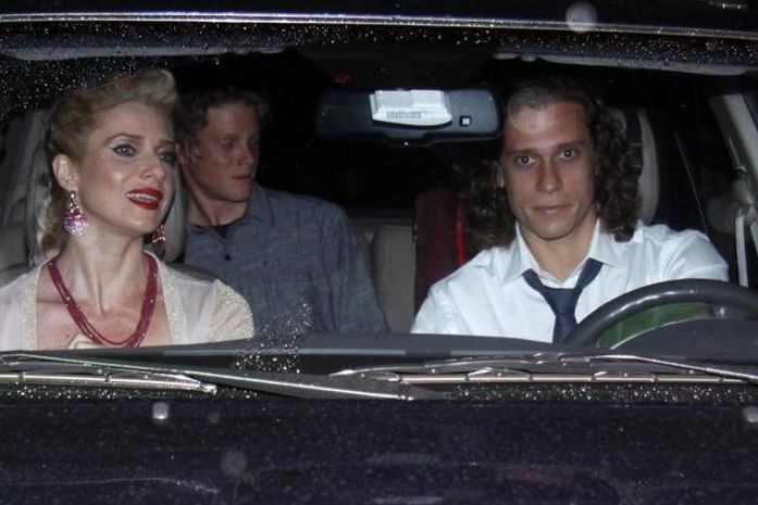 Cercada de famosos, Letícia Spiller comemora 40 anos