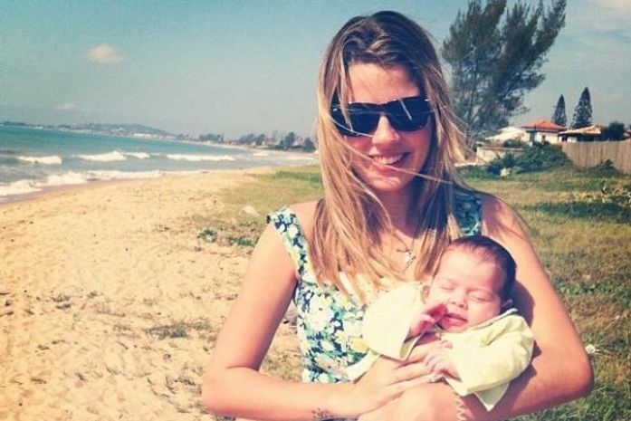 Debby Lagranha curte praia em Búzios com a filha de 1 mês
