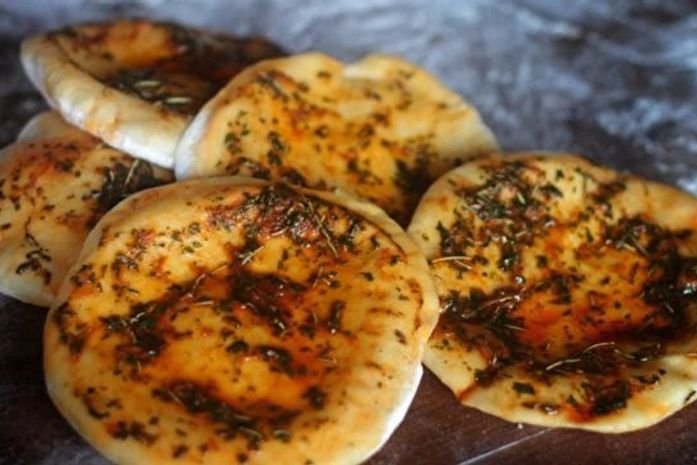 Pão árabe com manteiga temperada é uma boa pedida