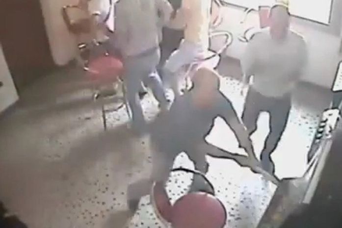 Italiano destrói caça-níqueis após perder R$ 14 mil