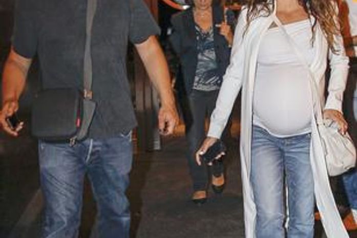 Grávida, Penélope Cruz exibe barrigão em festival na Espanha