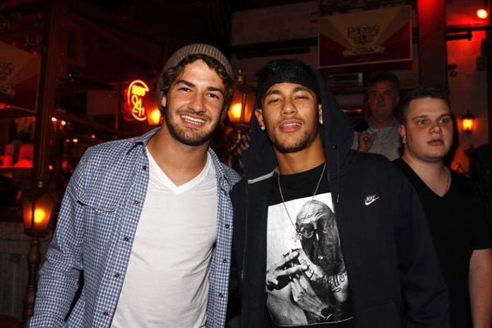 Jantar e foto com as fãs! Pato e Neymar se encontram em restaurante de SP