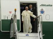 O avião que trazia o pontífice - um Airbus A330, da companhia italiana Alitalia - pousou às 15h43 na Base Aérea do Galeão, no Rio de Janeiro