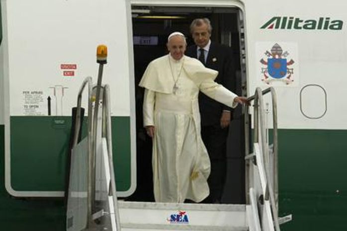 O avião que trazia o pontífice - um Airbus A330, da companhia italiana Alitalia - pousou às 15h43 na Base Aérea do Galeão, no Rio de Janeiro