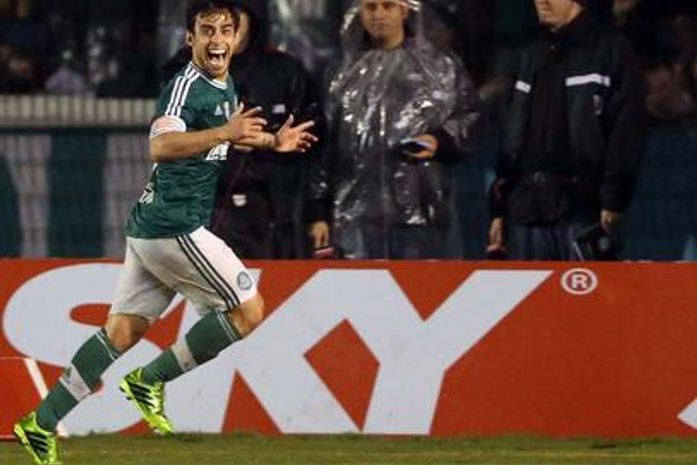 Valdivia sofreu faltas e fez um gol na vitória alviverde