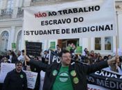 Médicos criticaram a ampliação do curso de medicina durante protesto em Porto Alegre