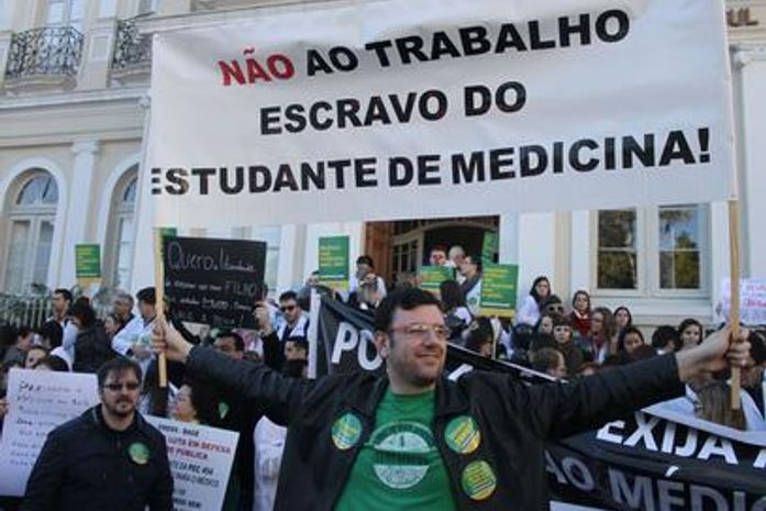 Médicos criticaram a ampliação do curso de medicina durante protesto em Porto Alegre