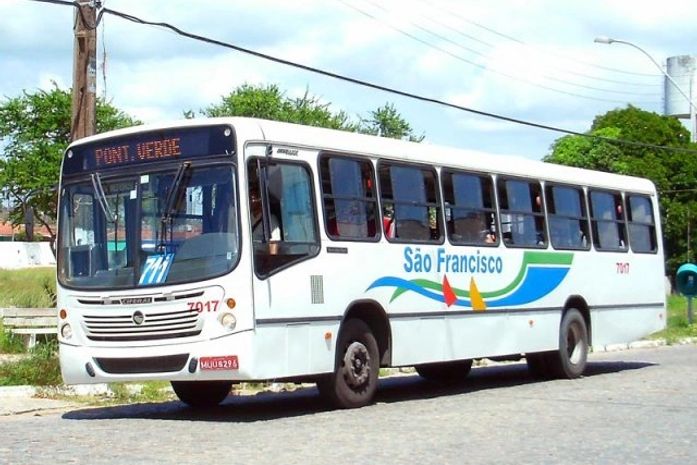 Jovens colocam fogo em coletivo, disparam contra a polícia e fogem