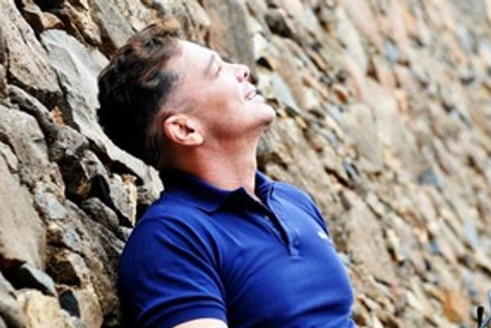 Boa notícia! Cantor Netinho apresenta melhora e é transferido para quarto