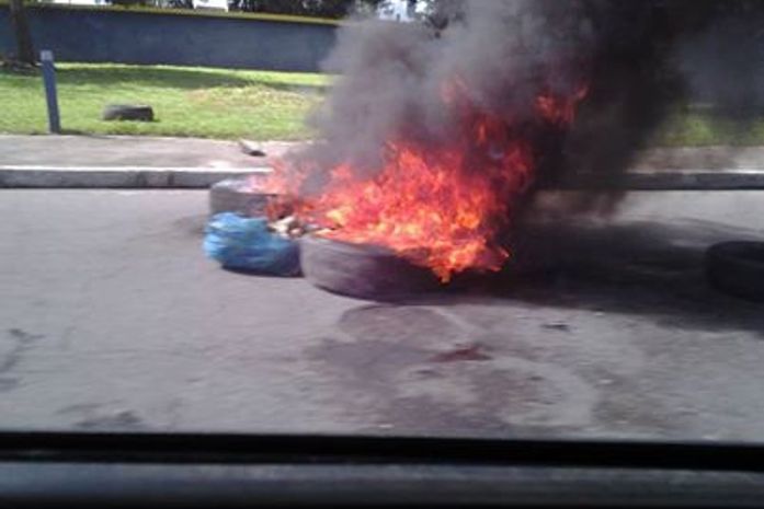 Motoristas atearam fogo em pneus