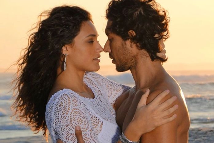 Lino e Taís fotografam juntos e fica algo no ar em 'Flor do Caribe'