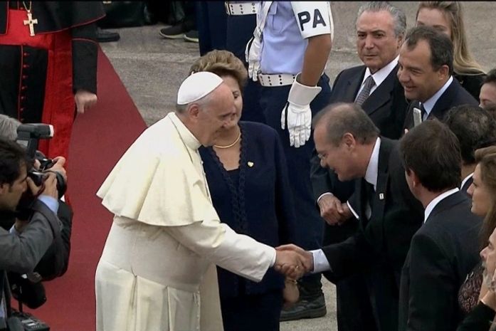 Renan cumprimenta o papa Francisco na chegada ao Rio
