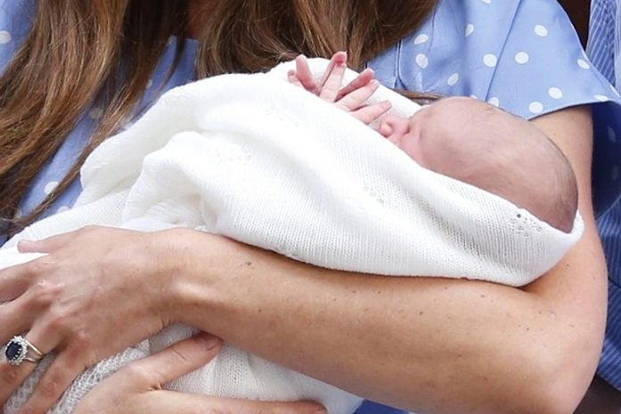 Kate Middleton e príncipe William deixam hospital com bebê real