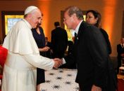 Presidente Renan e Dona Verônica cumprimentam o Papa Francisco.