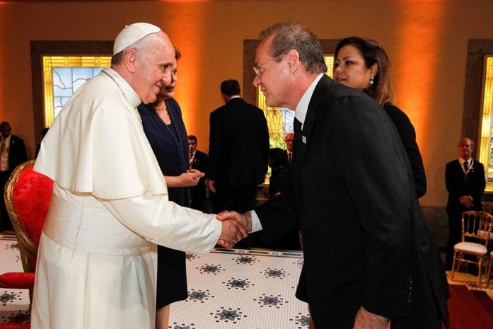 Presidente Renan e Dona Verônica cumprimentam o Papa Francisco.