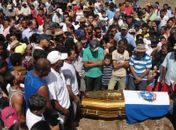 Uma multidão participou na manhã desta segunda-feira (22) do sepultamento do vereador José Jailton da Costa Gama