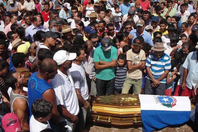 Uma multidão participou na manhã desta segunda-feira (22) do sepultamento do vereador José Jailton da Costa Gama