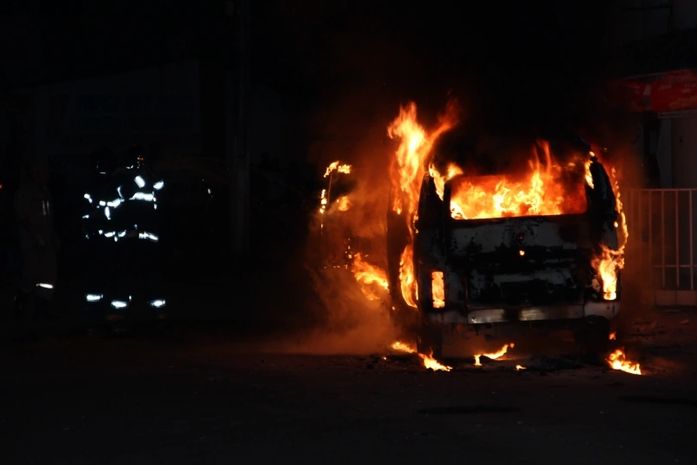 Kombi incendeia e assusta moradores na Feirinha do Tabuleiro