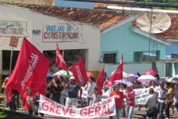 Servidores da saúde e educação nas ruas de P.dos Indios em greve