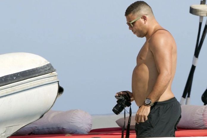 Ronaldo Fenômeno desfila seu físico 'avantajado' durante as férias em Ibiza