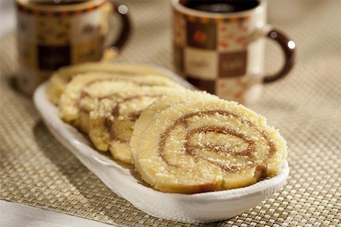 Em dia frio, guloseimas caem muito bem! Faça bolo de rolo com café
