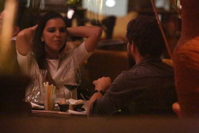 Mariana Rios e Daniel de Oliveira são flagrados por paparazzo em jantar romântico