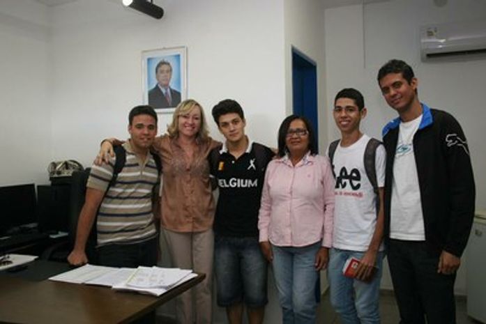 Secretária Josicleide recebe grupo que viaja a Londres