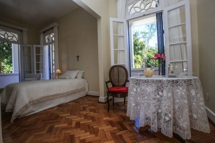Estilista alagoana assina peças de decoração do quarto do Papa no Brasil