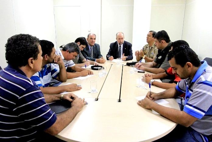 Taxistas se reúnem com governo